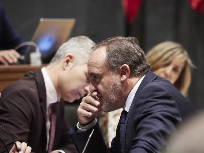 El presidente de UPN y portavoz de Navarra Suma, Javier Esparza, durante una sesión plenaria en el Parlamento de Navarra.
