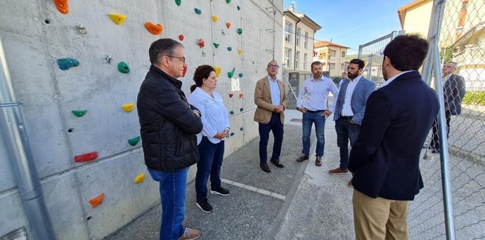 El consejero Felipe Faci visita el IES Sobrarbe y su nuevo rocódromo