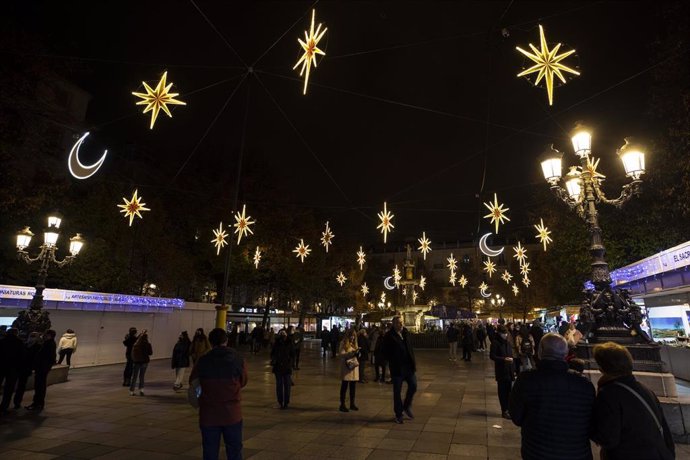 Archivo - Encendido del alumbrado navideño en buena parte de las calles del centro de la ciudad a 01 de diciembre del 2021 en Granada (Andalucía)