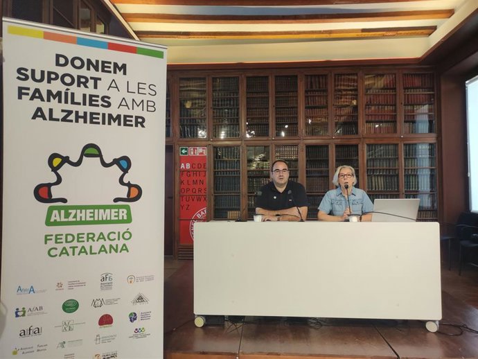 El presidente de la Fafac, Josep Gasulla, y la vicepresidenta de la entidad, Inma Fernández, en rueda de prensa de presentación de la campaña 'Nosotros tenemos Alzheimer, vosotros no tenéis memoria'