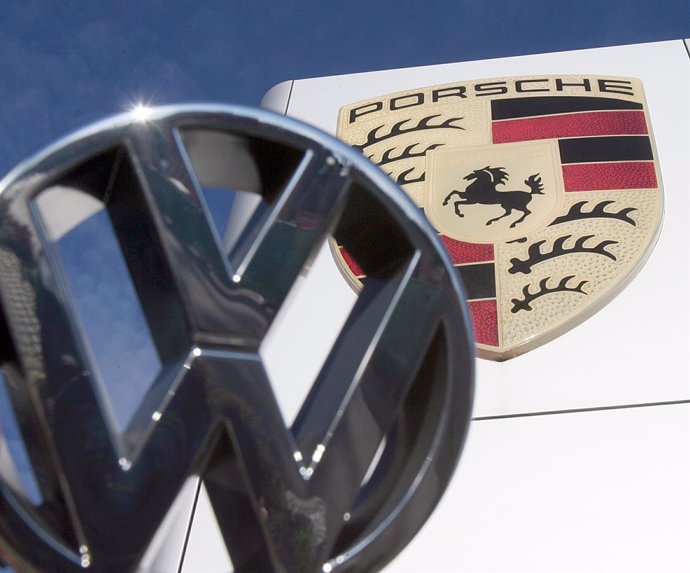 Archivo - FILED - 20 November 2006, Baden-Wuerttemberg, Stuttgart: The logo of car manufacturer Volkswagen (VW) is seen in front of the Porsche logo at the Porsche Center in Stuttgart-Zuffenhausen. Photo: picture alliance / dpa