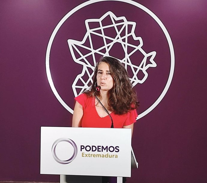 La coordinadora de Podemos Extremadura, Irene de Miguel, en rueda de prensa en Mérida