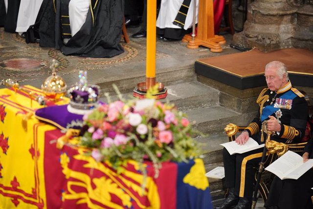El rei Carles III davant el fèretre de la seva mare