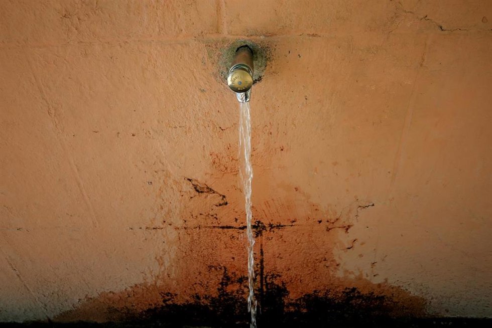 Un grifo abierto en una fuente, en Casa de Campo, a 21 de agosto, en Madrid (España). La ola de calor que anunció la Agencia Estatal de Meteorología (AEMET) ha llegado hoy domingo a España. Según este organismo las comunidades más afectadas en esta nuev