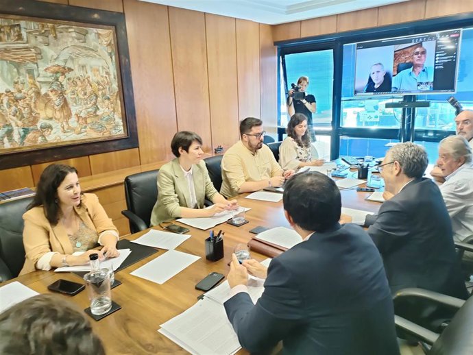 Reunión de la portavoz nacional del BNG, Ana Pontón; y de la eurodiputada Ana Miranda, entre otros cargos del BNG, con responsables de la Cooperativa de Armadores de Vigo (ARVI).