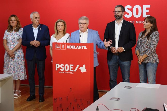 El secretario general del PSOE en la Región de Murcia, Pepe Vélez, en la rueda de prensa