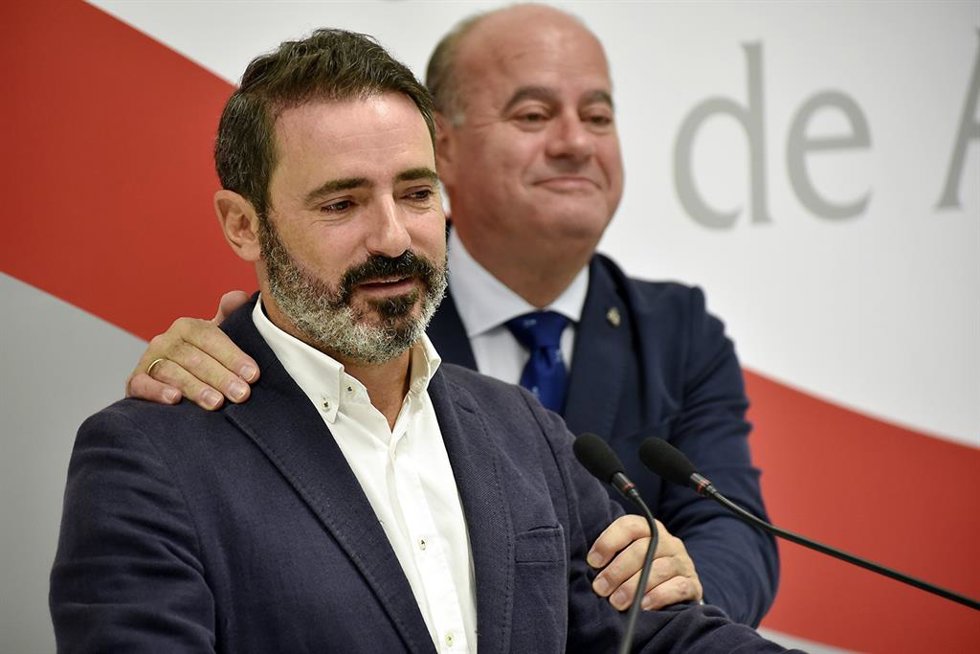 El concejal del PP en Antequera José Ramón Carmona, en primer plano, junto al alcalde, Manolo Barón.