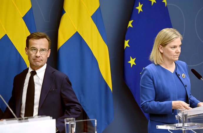 Archivo - 16 May 2022, Sweden, Stockholm: Swedish Prime Minister Magdalena Andersson (R) and leader of the main opposition Moderate Party Ulf Kristersson attend a press conference where Andersson said the government has made a formal decision to join th