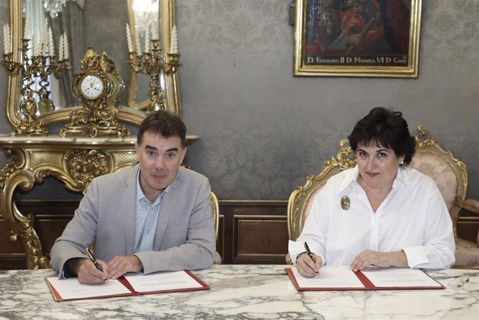 L consejero Santos e Isaura Fernández, durante la firma del convenio