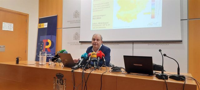 El delegado territorial de la Aemet en Extremadura, Marcelino Núñez, en rueda de prensa para hacer balance climático del verano y plantear las previsiones para el otoño