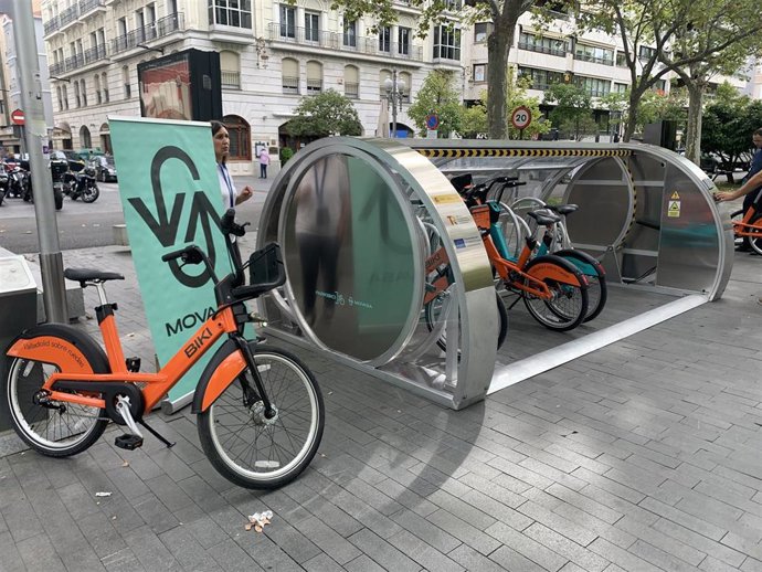 Nuevo aparcamiento público cubierto para bicicletas en Valladolid en el que se han colocado varias de las bicis del servicio de préstamo que entrará en funcionamiento en 2023.