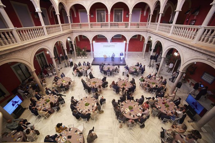 El alcalde de Sevilla, Antonio Muñoz, durante su intervención ante los asistentes al desayuno informativo de Europa Press Andalucía en la Fundación Cajasol.