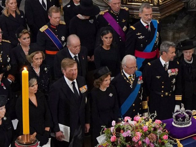 Panorámica del funeral de Isabel II, con los Reyes Eméritos al lado de los Reyes Letizia y Felipe