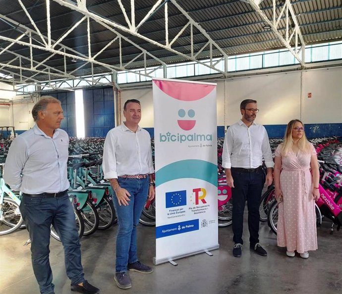El alcalde de Palma, José Hila, y el regidor de Movilidad Sostenible, Francesc Dalmau, visitan el almacén de la nueva Bicipalma.