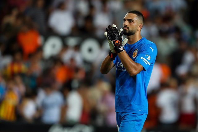 Archivo - Giorgi Mamardashvili of Valecia gestures during the Santander League match between Valencia CF and Girona FC at the Mestalla Stadium on August 14, 2022, in Valencia, Spain.