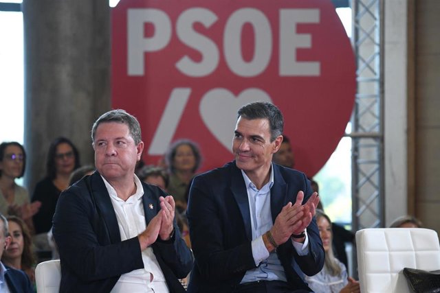 El presidente de Castilla-La Mancha y secretario general del PSCM-PSOE, Emiliano García-Page (i), y el secretario general del PSOE y presidente del Gobierno, Pedro Sánchez, en un acto de la campaña 'El Gobierno de la Gente', en el Palacio de Congresos, a 