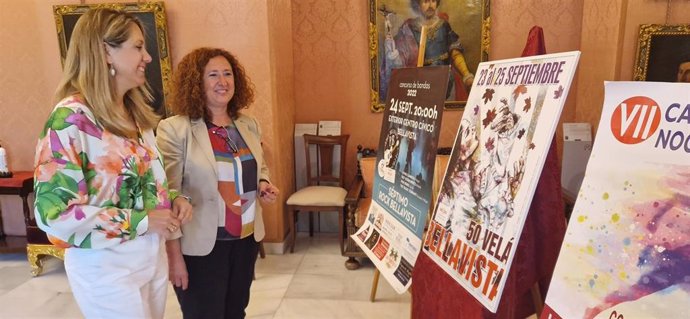 La delegada de Bellavista, Carmen Fuentes, en la presentación del cartel de la velá del barrio.