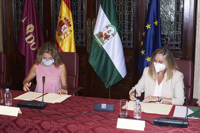 Archivo - La ministra de Transportes, Raquel Sánchez, y la consejera de Fomento, Marifrán Carazo, en una imagen de julio de 2021 en Sevilla.