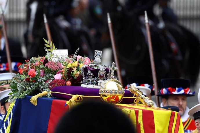 19 September 2022, United Kingdom, London: The coffin of Queen Elizabeth II is carried to the State Funeral held at Westminster Abbey. Photo: Hannah Mckay/PA Wire/dpa