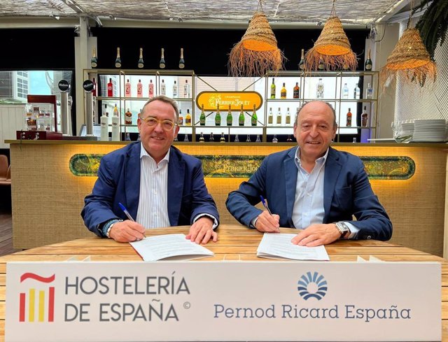 El director comercial y de asuntos públicos de Pernod Ricard España, Antonio Lillo, y el presidente de Hostelería de España, José Luis Yzuel