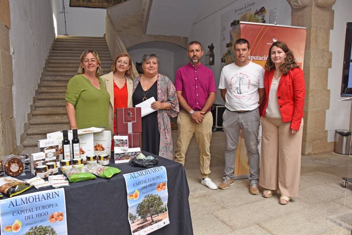 Autoridades provinciales y locales en la presentación de la IV Feria del Higo de Almoharín (Cáceres)
