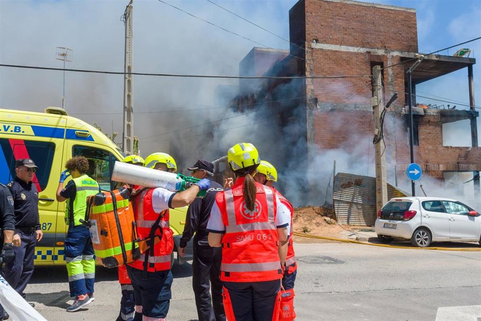 Archivo - Efectivos de emergencias durante el incendio de un edificio 'okupa' en Ibiza.