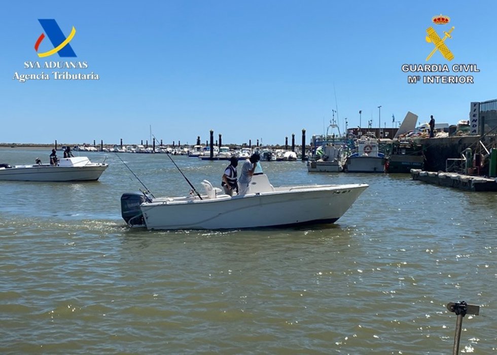 Archivo - Intervención de la Unidad de Vigilancia Aduanera en Isla Cristina en el pasado mes de julio. Archivo. 