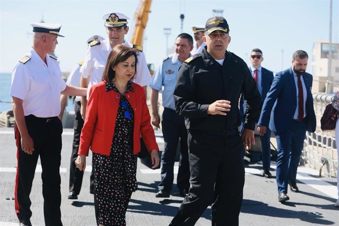 Archivo - La ministra de Defensa, Margarita Robles,  durante la visita a  la fragata 'Reina Sofía' donde conoce de primera mano su participación en la Operación 'Sea Guardian' de la OTAN. En la Base Naval a 08 de junio del 2022 en Rota (Cádiz, Andalucía