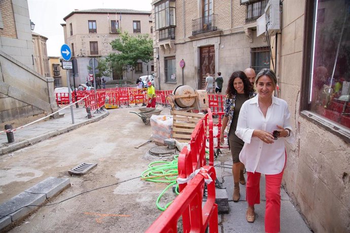 La alcaldesa de Toledo, Milagros Tolón, en su visita a las obras de la plaza de San Vicente.