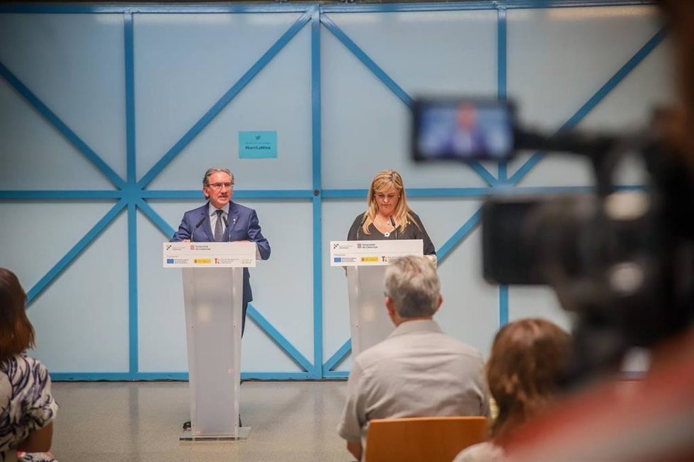 Archivo - El conseller de Economía y Hacienda, Jaume Giró, y la consellera de Derechos Sociales, Violant Cervera.