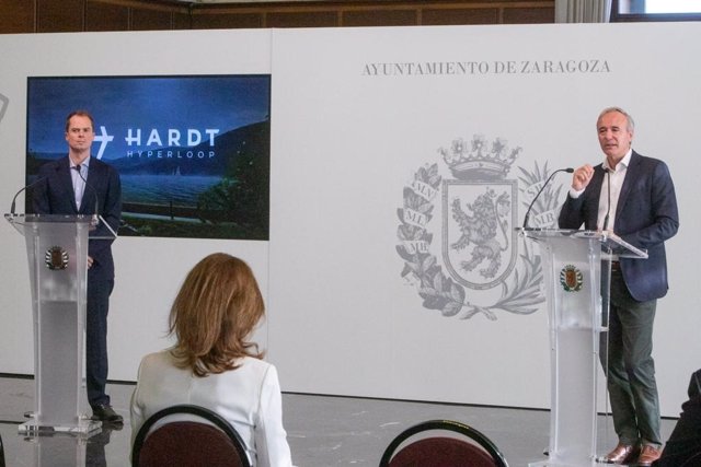 El líder del proyecto Hardt Hyperloop, Stan de Caluwe, y el alcalde de Zaragoza, Jorge Azcón