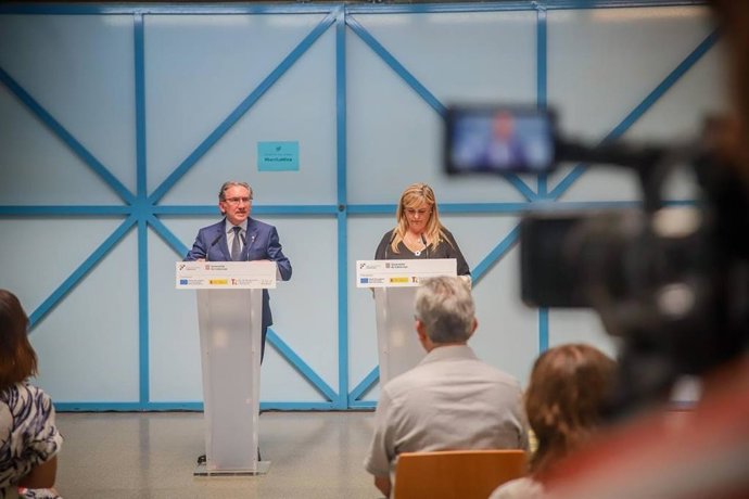 Archivo - El conseller d'Economia i Hisenda, Jaume Giró, i la consellera de Drets Socials, Violant Cervera