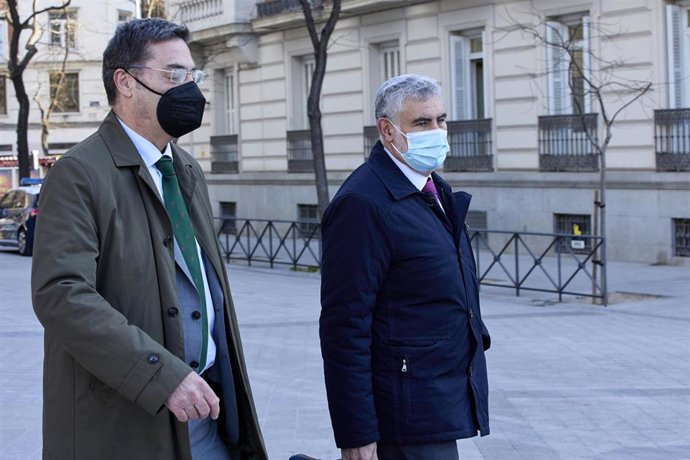 Archivo - El socio del comisario jubilado José Manuel Villarejo, Rafael Redondo (d), a su llegada a la Audiencia Nacional para declarar como investigado en relación con CENYT, a 28 de febrero de 2022, en Madrid (España). 