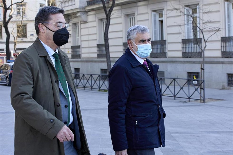 Archivo - El socio del comisario jubilado José Manuel Villarejo, Rafael Redondo (d), a su llegada a la Audiencia Nacional para declarar como investigado en relación con CENYT, a 28 de febrero de 2022, en Madrid (España). 