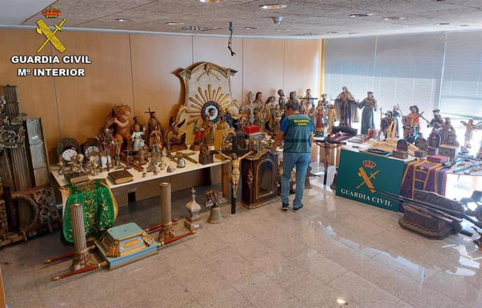 Piezas de arte y objetos litúrgicos robados en pazos e iglesias de las provincias de Ourense y Pontevedra.