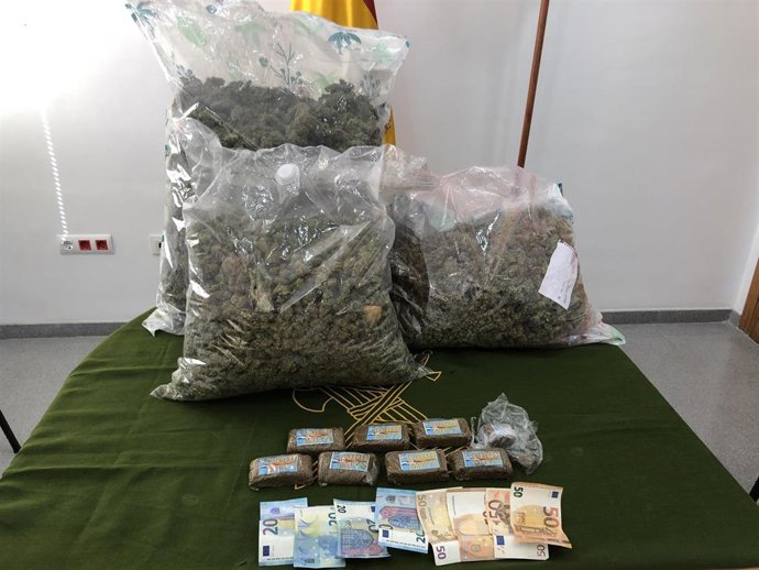 Droga y dinero intervenido por la Guardia Civil.