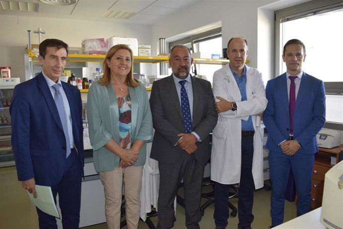 El rector de la UCLM Julián Garde y la consejera de Educación Rosana Rodríguez