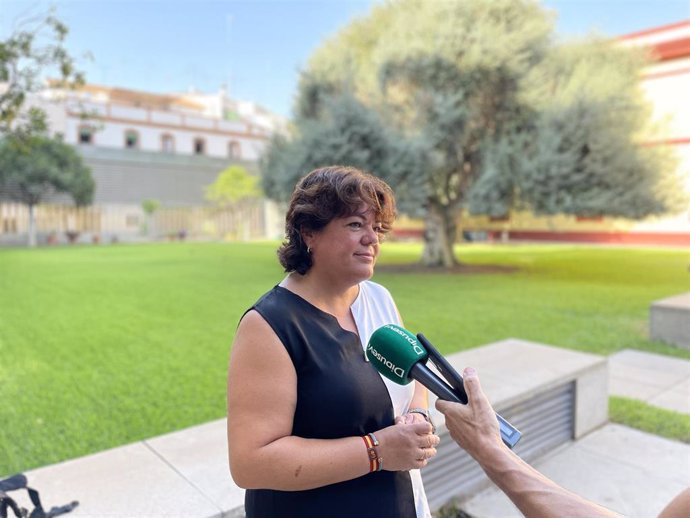 La portavoz del Partido Popular en la Diputación de Sevilla, María Eugenia Moreno, atiende a los medios tras la celebración del pleno extraordinario.