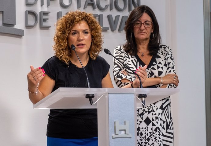 La presidenta de la Diputación, María Eugenia Limón, y la rectora de la UHU, María Antonia Peña.