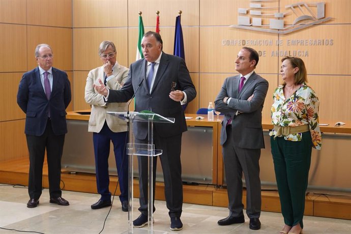 El consejero de Turismo, Cultura y Deporte, Arturo Bernal, atiende a los medios antes de mantener un encuentro en la CEA a 19 de septiembre del 2022 en Sevilla (Andalucía, España)