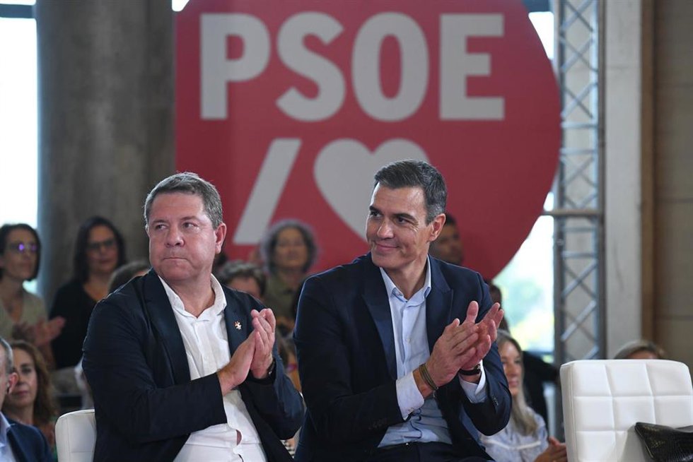 El presidente de Castilla-La Mancha y secretario general del PSCM-PSOE, Emiliano García-Page (i), y el secretario general del PSOE y presidente del Gobierno, Pedro Sánchez, en un acto de la campaña 'El Gobierno de la Gente', en el Palacio de Congresos, 