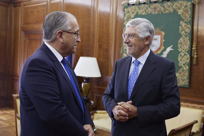 El alcalde de Pamplona y embajador de Portugal.