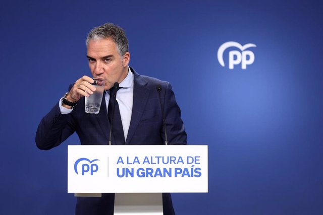 El coordinador General del PP, Elías Bendodo, bebe agua de un vaso durante una rueda de prensa posterior al Comité de Dirección del PP, en la sede nacional del partido, a 19 de septiembre de 2022, en Madrid (España).