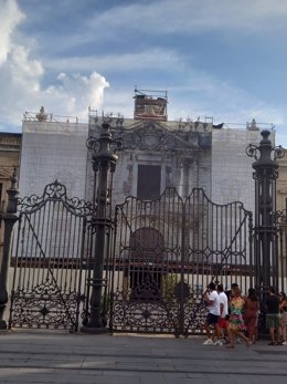 Portada principal de la Fábrica de Tabacos, en la que ya es visible la escultura de La Fama tras la intervención a la que ha sido sometida.