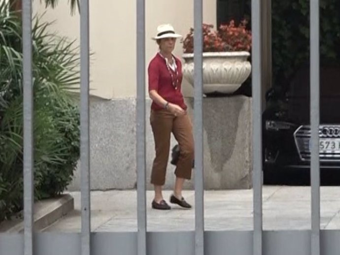 La Infanta Elena saliendo de trabajar