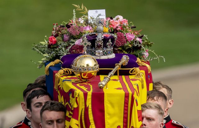 El fèretre amb les restes d'Elisabet II