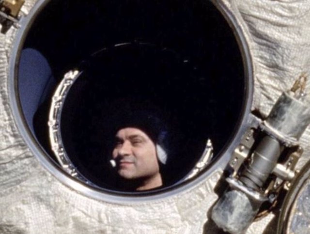 Valeri Poliakov, fotografiado dentro de la estación espacial Mir