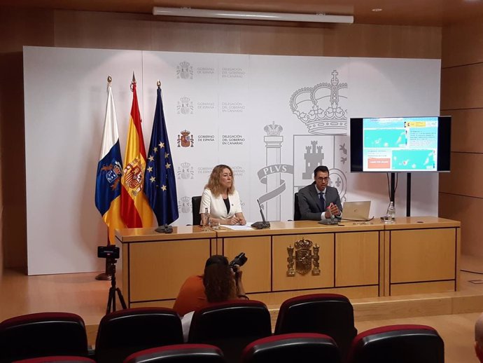 La subdelegada del Gobierno en Las Palmas, Teresa Mayans, y el director de la AEMET en Canarias, David Suárez