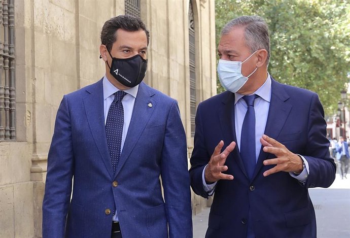 Archivo - El presidente de la Junta, Juanma Moreno, y el candidato del PP a la Alcaldía de Sevilla, José Luis Sanz