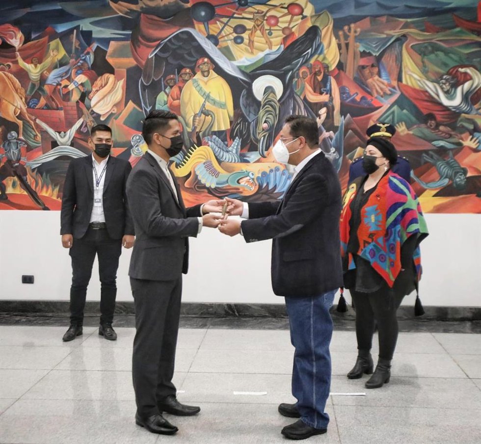 El presidente de Bolivia, Luis Arce, entrega el bastón de mando al presidente del Senado, Andrónico Rodríguez